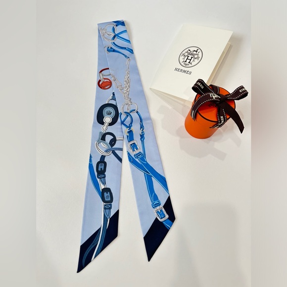 HERMES BLUE SILK TWILLY. NEW IN BOX. - Picture 6 of 15